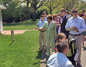 2014_0428_WHgarden_Pelosi